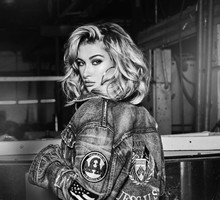 Hailey Bieber w kampanii Guess, 2017 r.