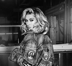 Hailey Bieber w kampanii Guess, 2017 r.