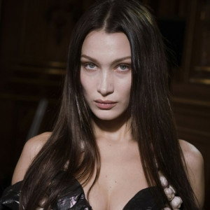 Bella Hadid na backstage'u pokazu Vivienne Westwood
