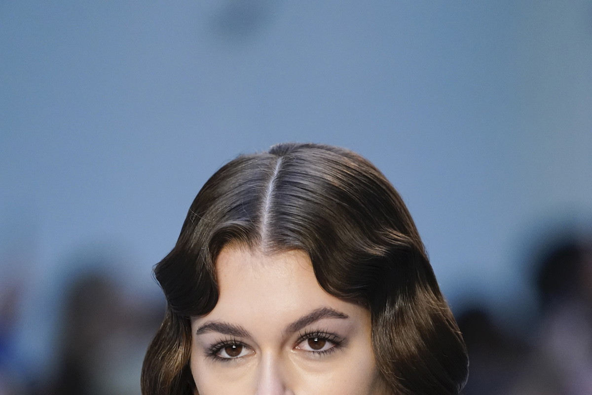 Bronde to modny kolor włosów, który przekuje w atut odrosty. Do jego słynnych fanek dołączyła Kaia Gerber!