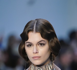 Bronde to modny kolor włosów, który przekuje w atut odrosty. Do jego słynnych fanek dołączyła Kaia Gerber!