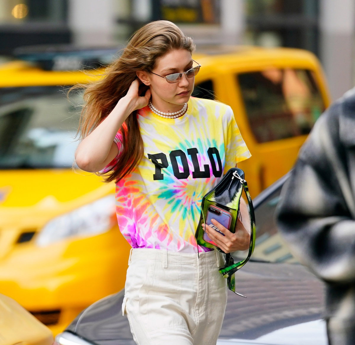 Tie-dye: Trend na wiosnę i lato, który nieustannie powraca. Ubrania w tym stylu zrobisz sama w domu