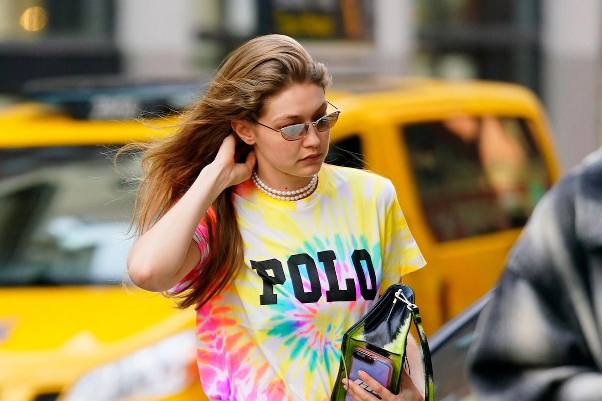 Tie-dye: Trend na wiosnę i lato, który nieustannie powraca. Ubrania w tym stylu zrobisz sama w domu