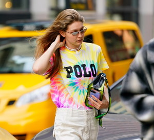 Tie-dye: Trend na wiosnę i lato, który nieustannie powraca. Ubrania w tym stylu zrobisz sama w domu
