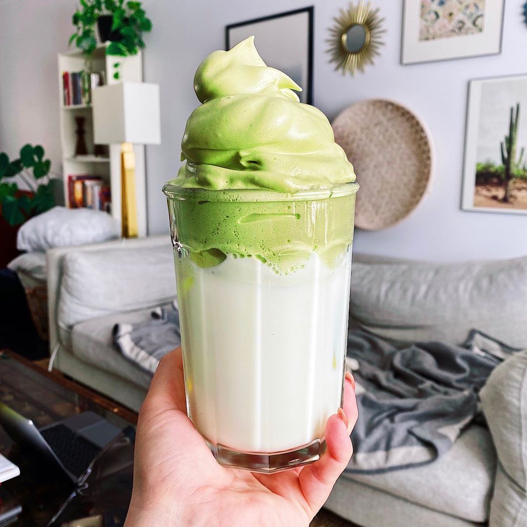 Dalgona matcha? Po dalgona coffee przyszedł czas na nią! Jak zrobić najmodniejszy napój na Instagramie?