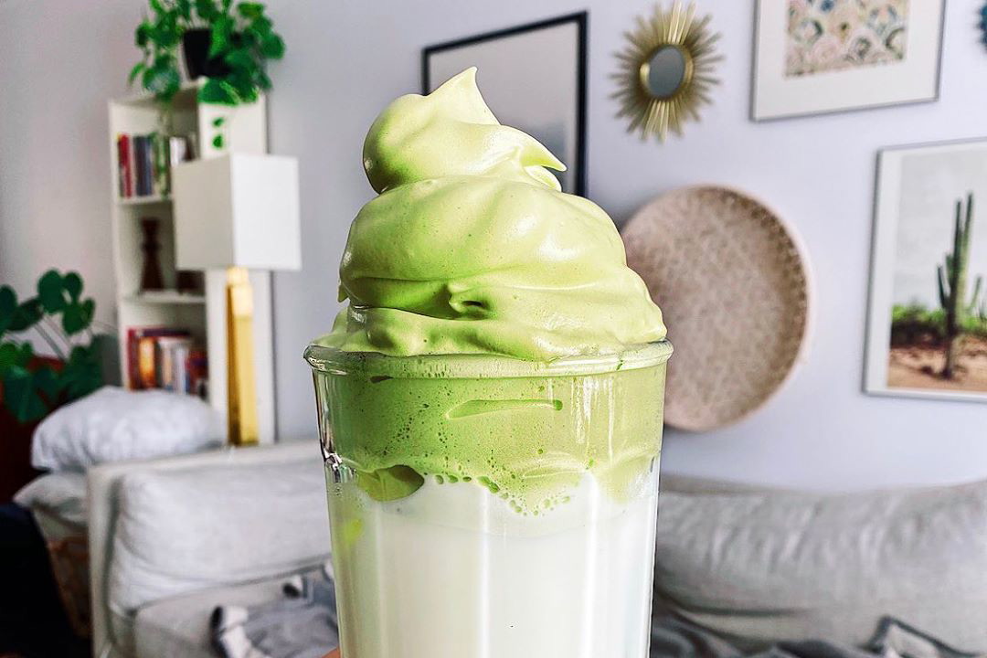 Dalgona matcha? Po dalgona coffee przyszedł czas na nią! Jak zrobić najmodniejszy napój na Instagramie?