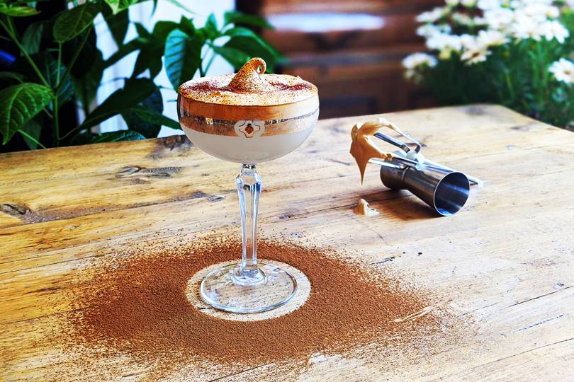 Dalgona coffee podbiła Wasze serca? Zakochacie się w tym drinku! Oto jak zrobić Dalgona Martini