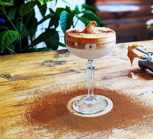 Dalgona coffee podbiła Wasze serca? Zakochacie się w tym drinku! Oto jak zrobić Dalgona Martini
