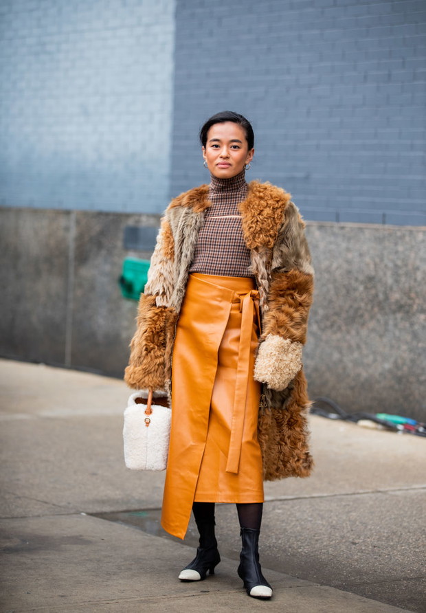 Skórzana spódnica – stylizacje street style.