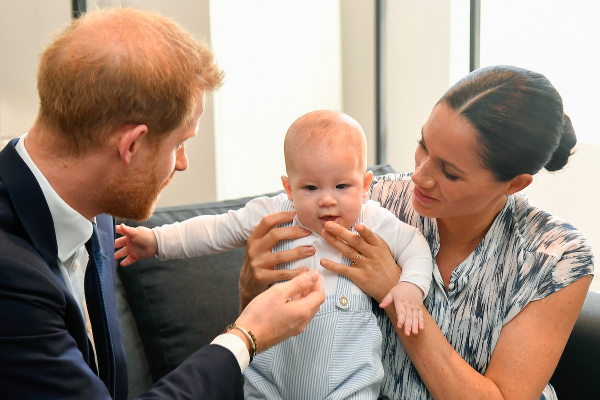 Z okazji urodzin Archiego Meghan Markle udostępniła wideo, na którym czyta mu książeczkę! Nie bez powodu