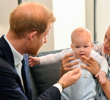 Z okazji urodzin Archiego Meghan Markle udostępniła wideo, na którym czyta mu książeczkę! Nie bez powodu