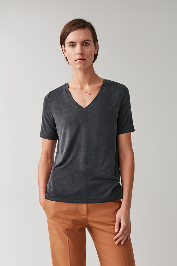 T-shirt COS, około 223,40 zł