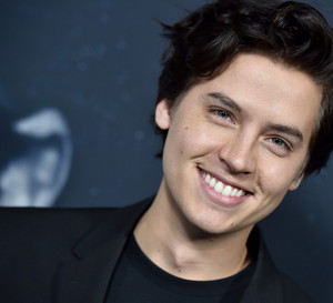Cole Sprouse zmienił się nie do poznania! Fanki nie są zachwycone