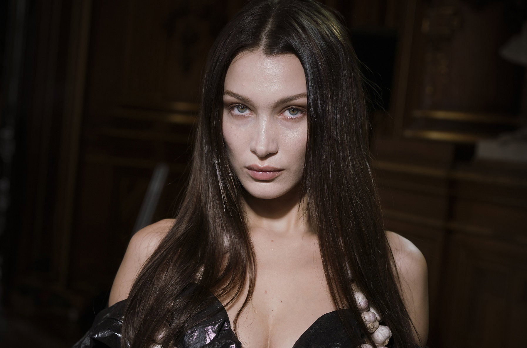 Bella Hadid na backstage'u pokazu Vivienne Westwood