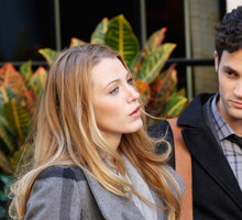 Twórcy „Gossip Girl” zdradzili, kto jest Plotkarą już w pierwszym odcinku serialu! Zauważyliście ten szczegół?