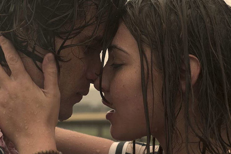 „Outer Banks” to nowy serial na Netflix, który zachwycił widzów. To coś dla fanów „Plotkary” i „Riverdale”