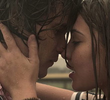 „Outer Banks” to nowy serial na Netflix, który zachwycił widzów. To coś dla fanów „Plotkary” i „Riverdale”