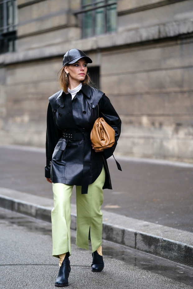 Czapka z daszkiem w stylizacji street style.