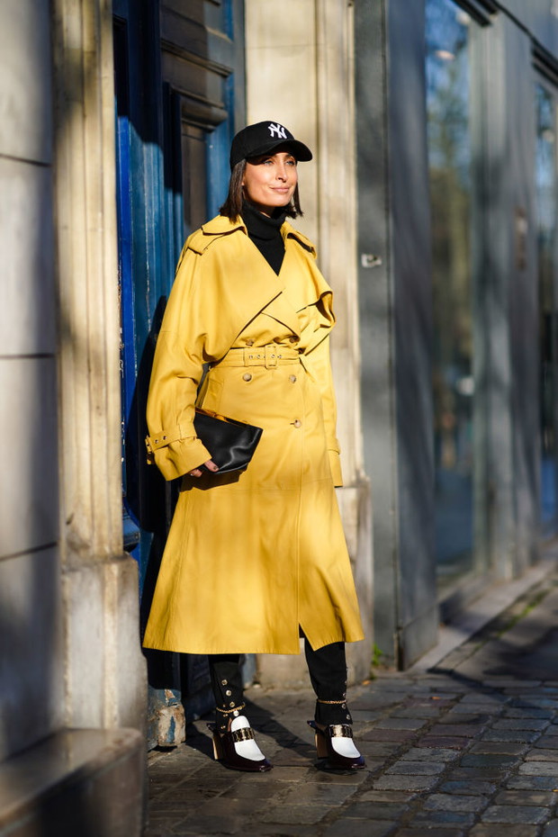 Czapka z daszkiem w stylizacji street style.
