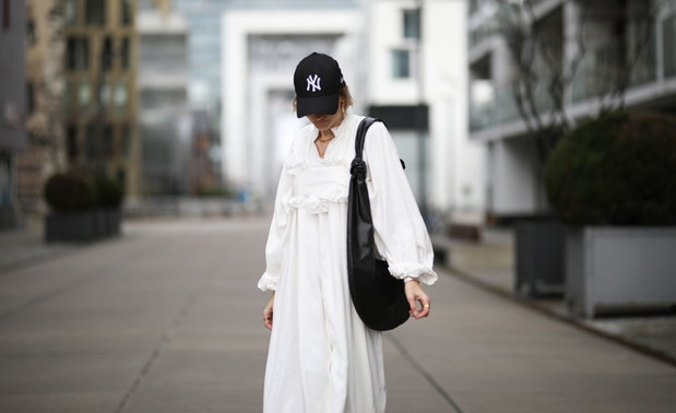 Czapka z daszkiem w stylizacji street style.