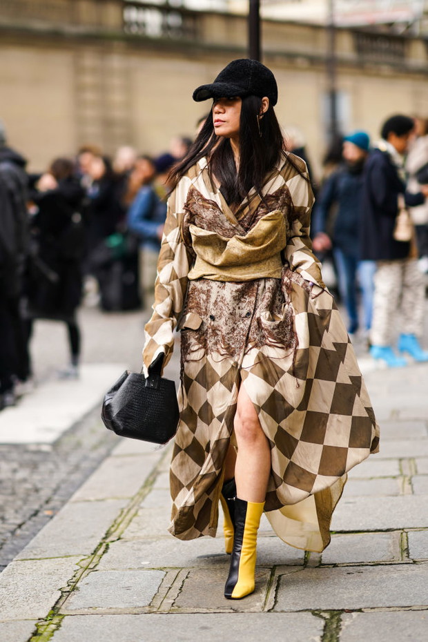 Czapka z daszkiem w stylizacji street style.