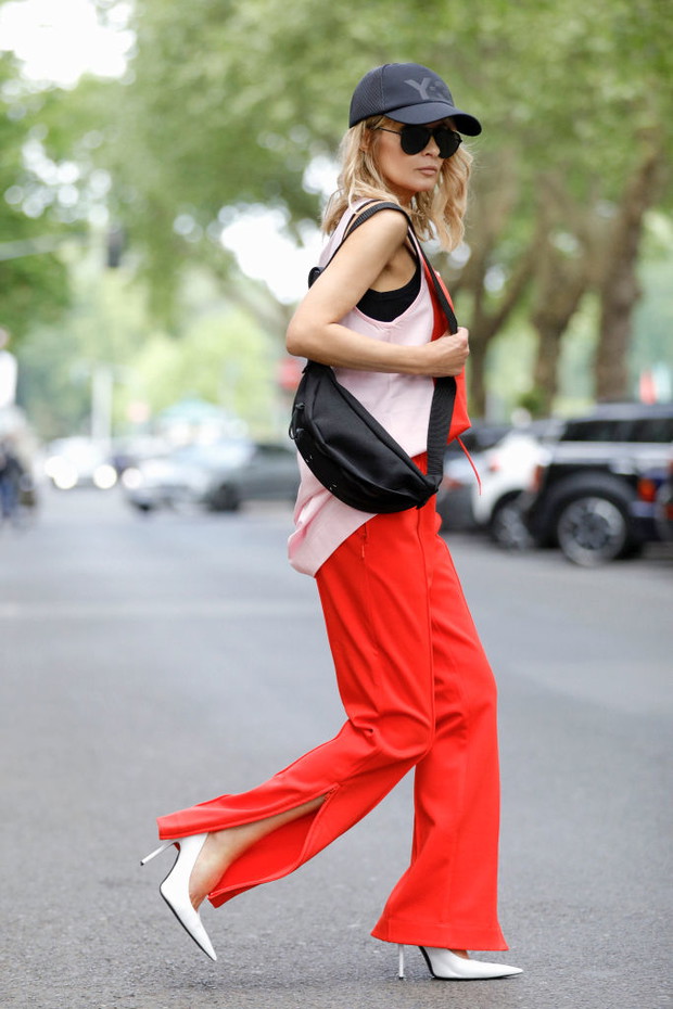 Czapka z daszkiem w stylizacji street style.