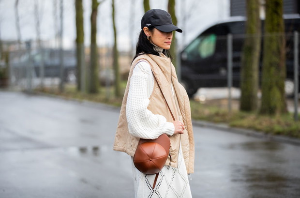 Czapka z daszkiem w stylizacji street style.