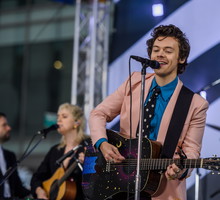 Fani odkryli świecę, która pachnie jak... Harry Styles!