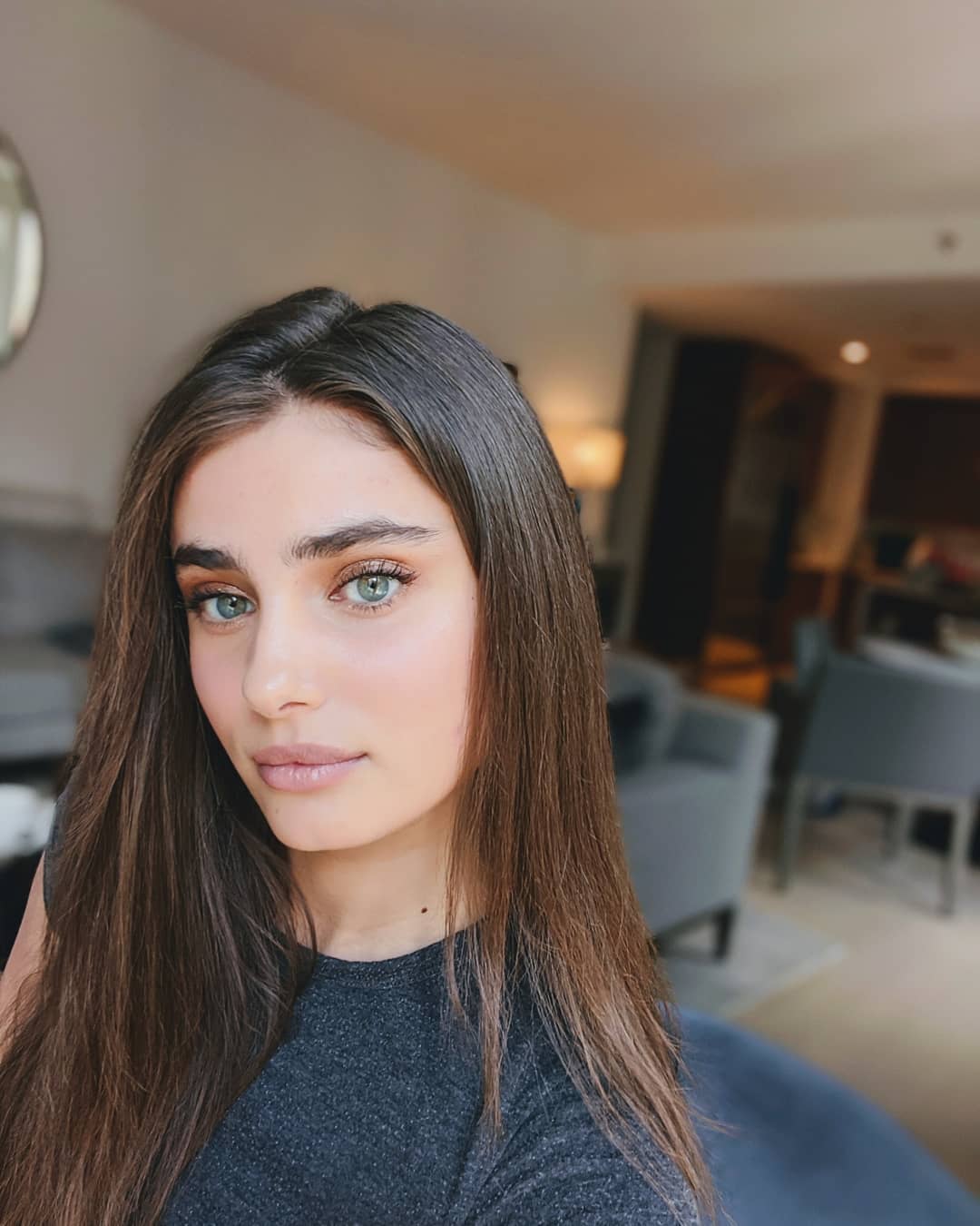 Taylor Hill wygląda zupełnie inaczej niż zwykle! O tym zdjęciu aniołka Victoria's Secret mówią dziś wszyscy