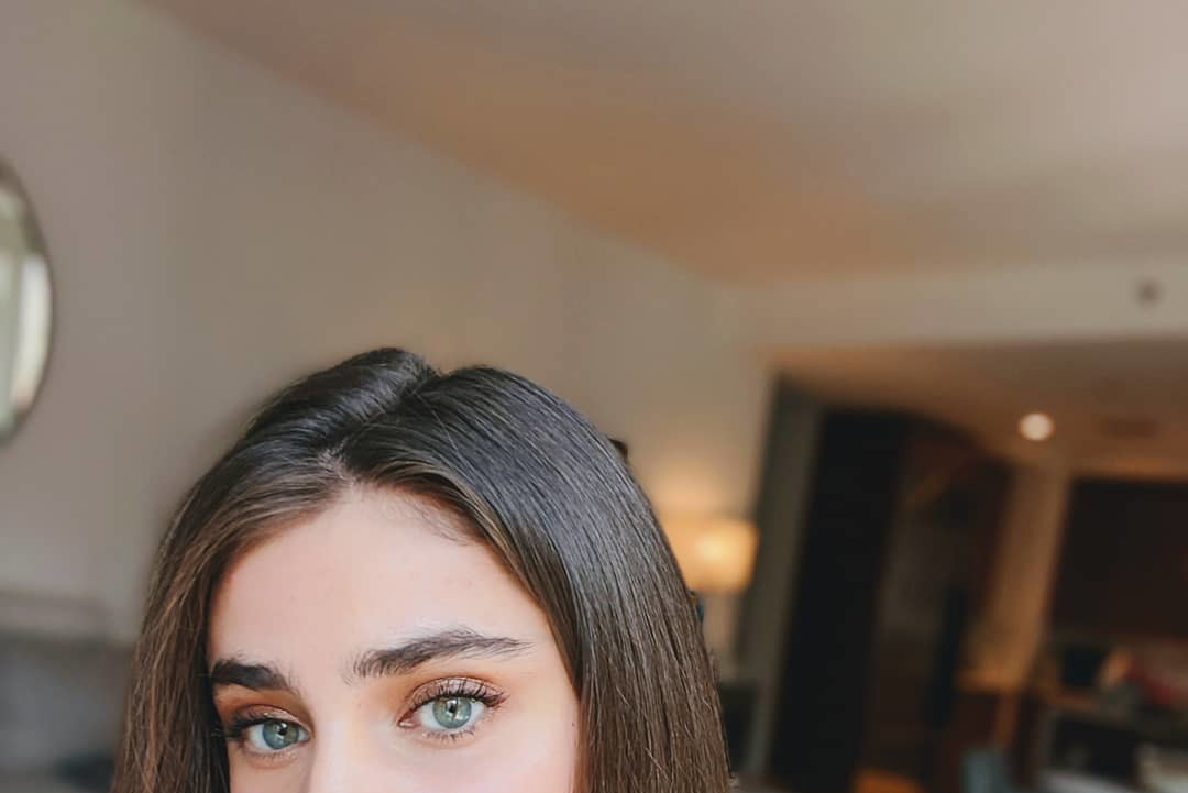 Taylor Hill wygląda zupełnie inaczej niż zwykle! O tym zdjęciu aniołka Victoria's Secret mówią dziś wszyscy