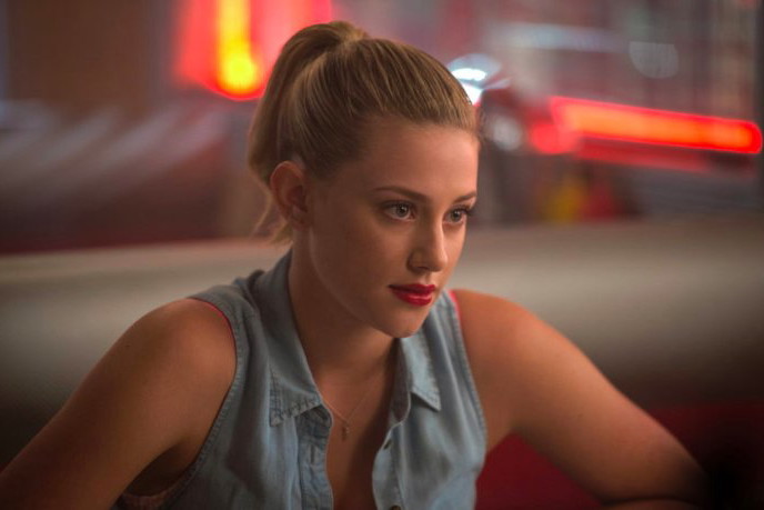 Wiemy, gdzie kupicie rozświetlającą bazę pod makijaż Betty Cooper z „Riverdale”
