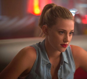 Wiemy, gdzie kupicie rozświetlającą bazę pod makijaż Betty Cooper z „Riverdale”