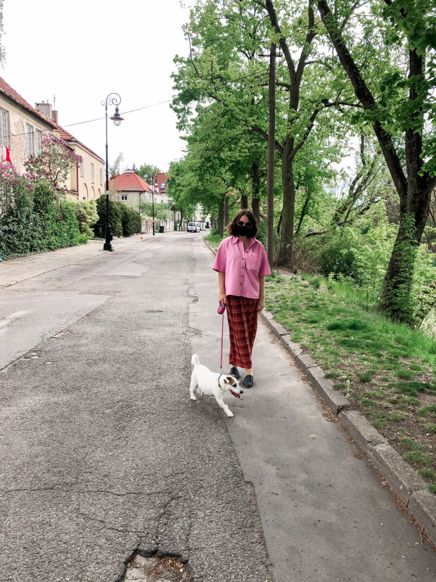 Harel przyznaje, że lubi stroić się na spacery ze swoim ukochanym psem.