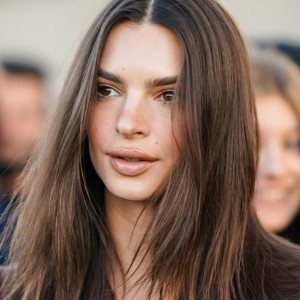 Jak Emily Ratajkowski dba o włosy?