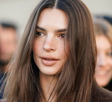 Jak Emily Ratajkowski dba o włosy?