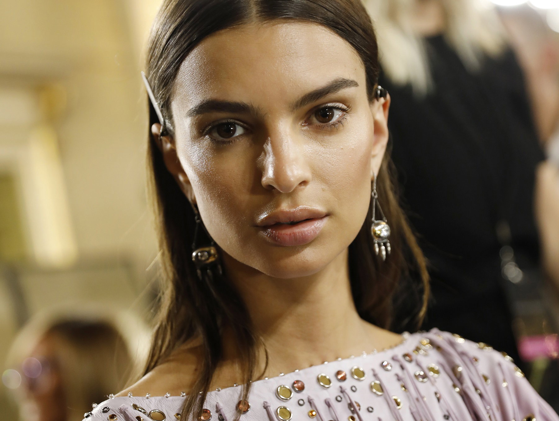 Emily Ratajkowski na backstage'u pokazu Bottega Veneta