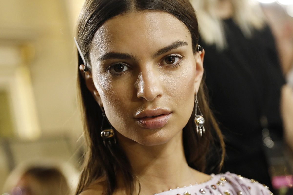 Emily Ratajkowski na backstage'u pokazu Bottega Veneta