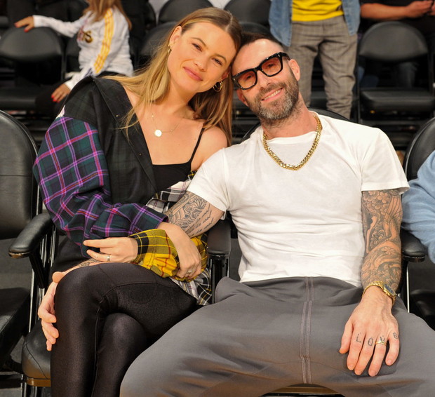 Behati Prinsloo i Adam Levine