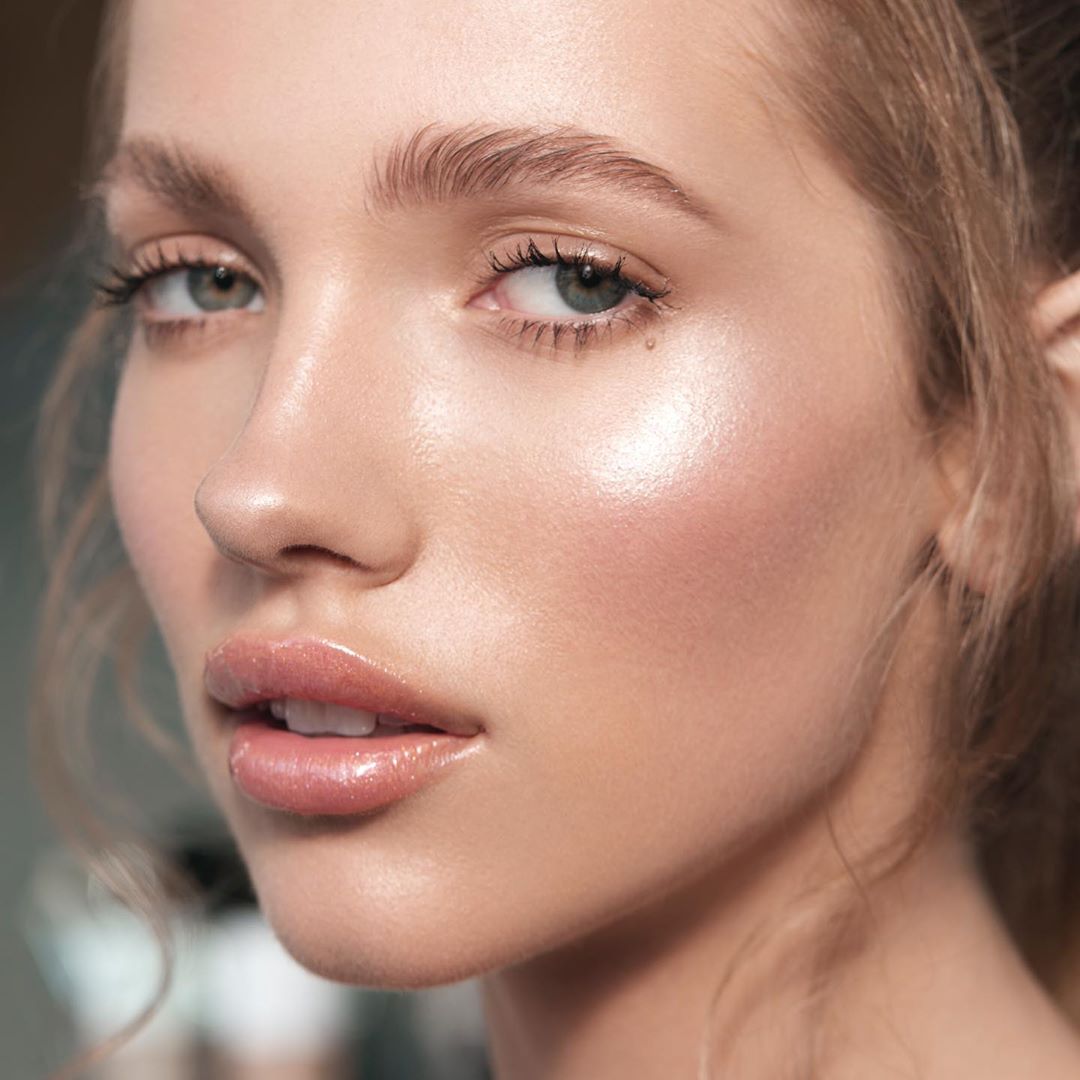 Ulubiony rozświetlacz gwiazd kultowej marki Anastasia Beverly Hills doczekał się polskiego odpowiednika. Kosztuje niecałe 30 zł!