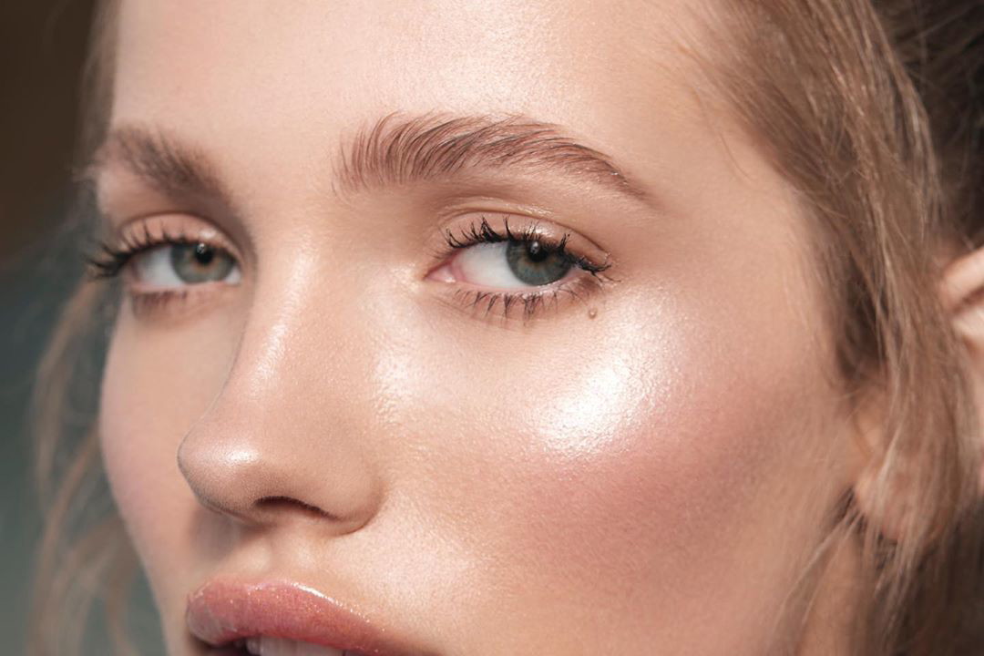 Ulubiony rozświetlacz gwiazd kultowej marki Anastasia Beverly Hills doczekał się polskiego odpowiednika. Kosztuje niecałe 30 zł!