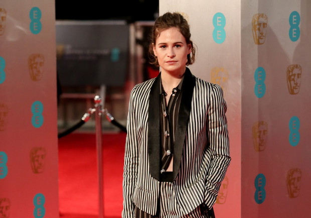 wokalistką Christine and the Queens. Albo raczej ona za Swift.