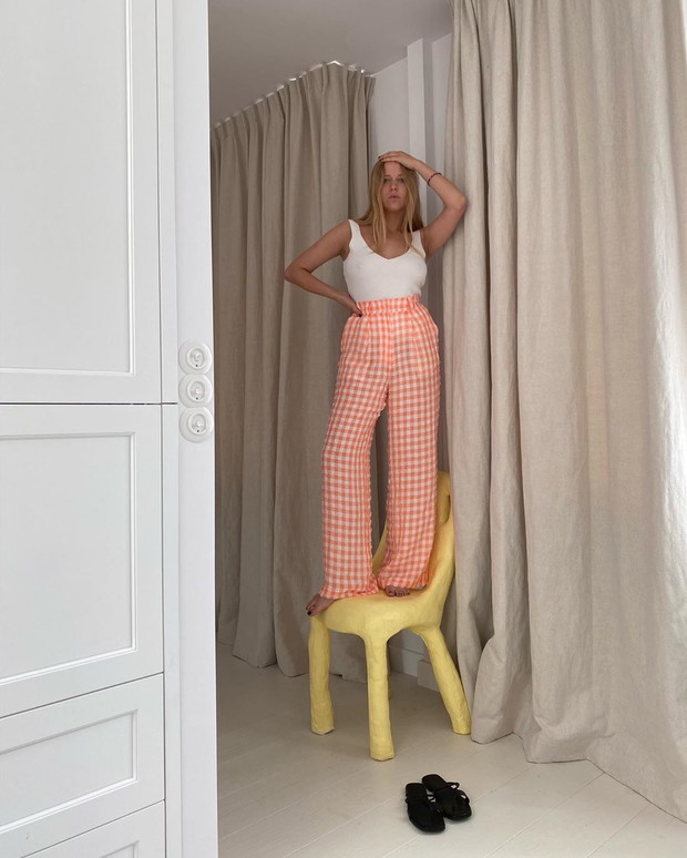 Trendy 2020: Jessica Mercedes w spodniach Reserved