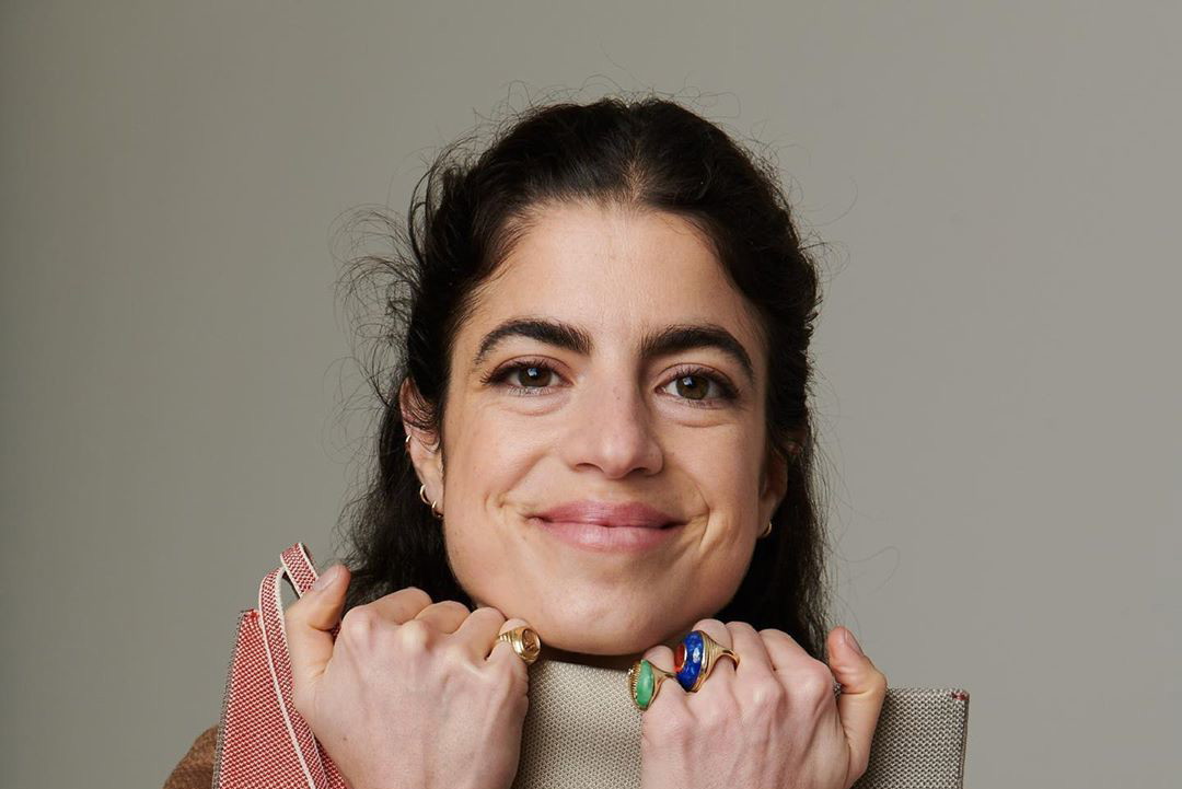Słynna influencerka Leandra Cohen, założycielka bloga Man Repeller postanowiła usunąć się w cień po tym, jak zarzucono jej rasizm
