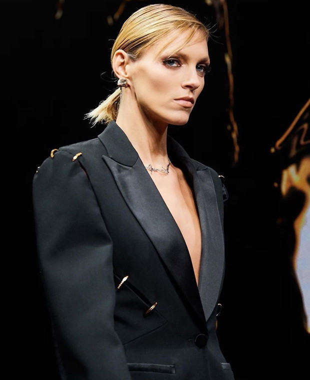 Anja Rubik w grzywce zaczesanej na bok na pokazie Versace.