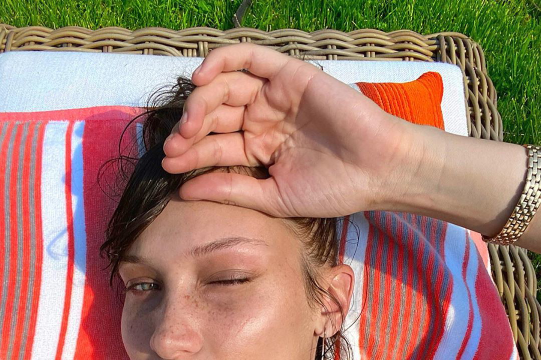 Modna fryzura na lato 2020? Side-swept bangs, czyli grzywka, dla której głowę straciła Bella Hadid