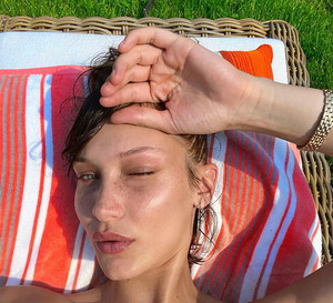 Modna fryzura na lato 2020? Side-swept bangs, czyli grzywka, dla której głowę straciła Bella Hadid