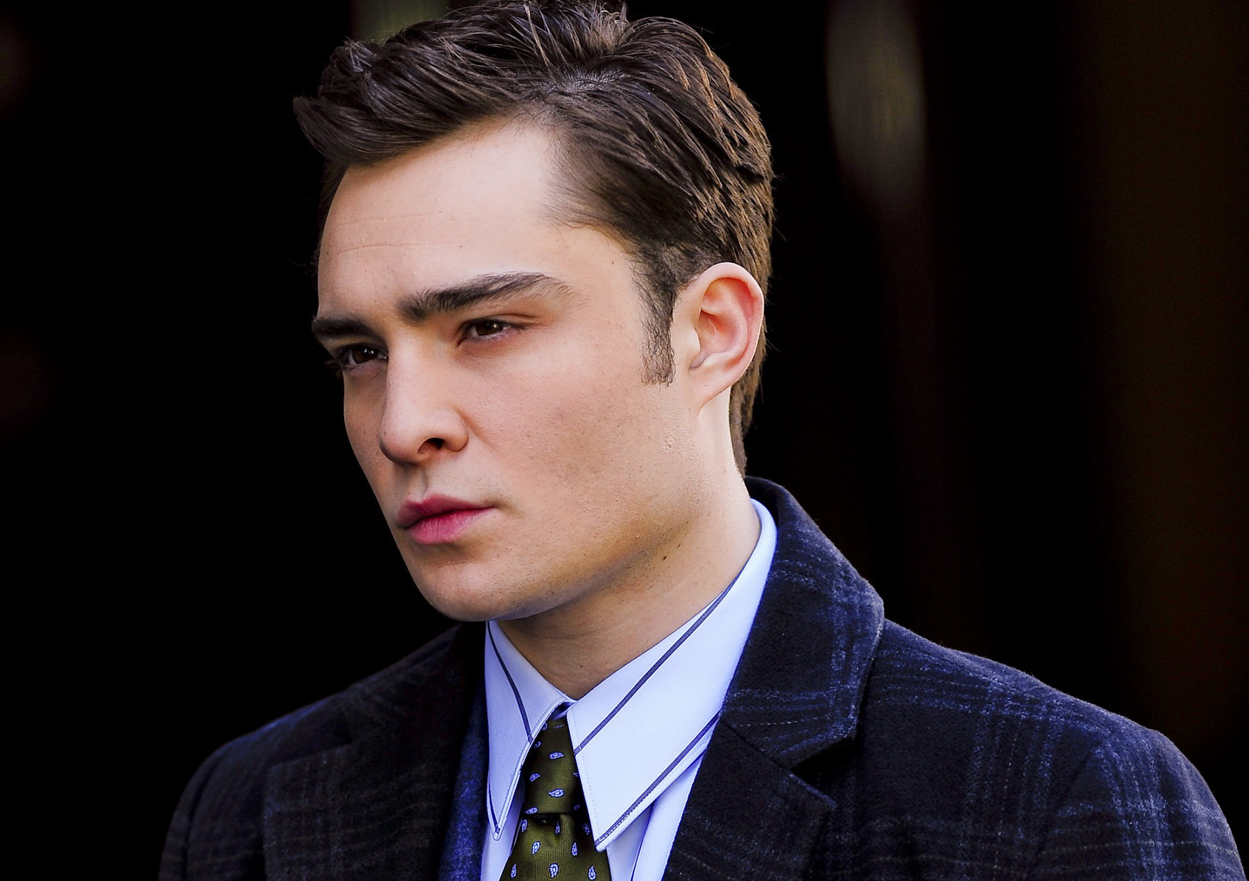 Ed Westwick na planie serialu „Plotkara”