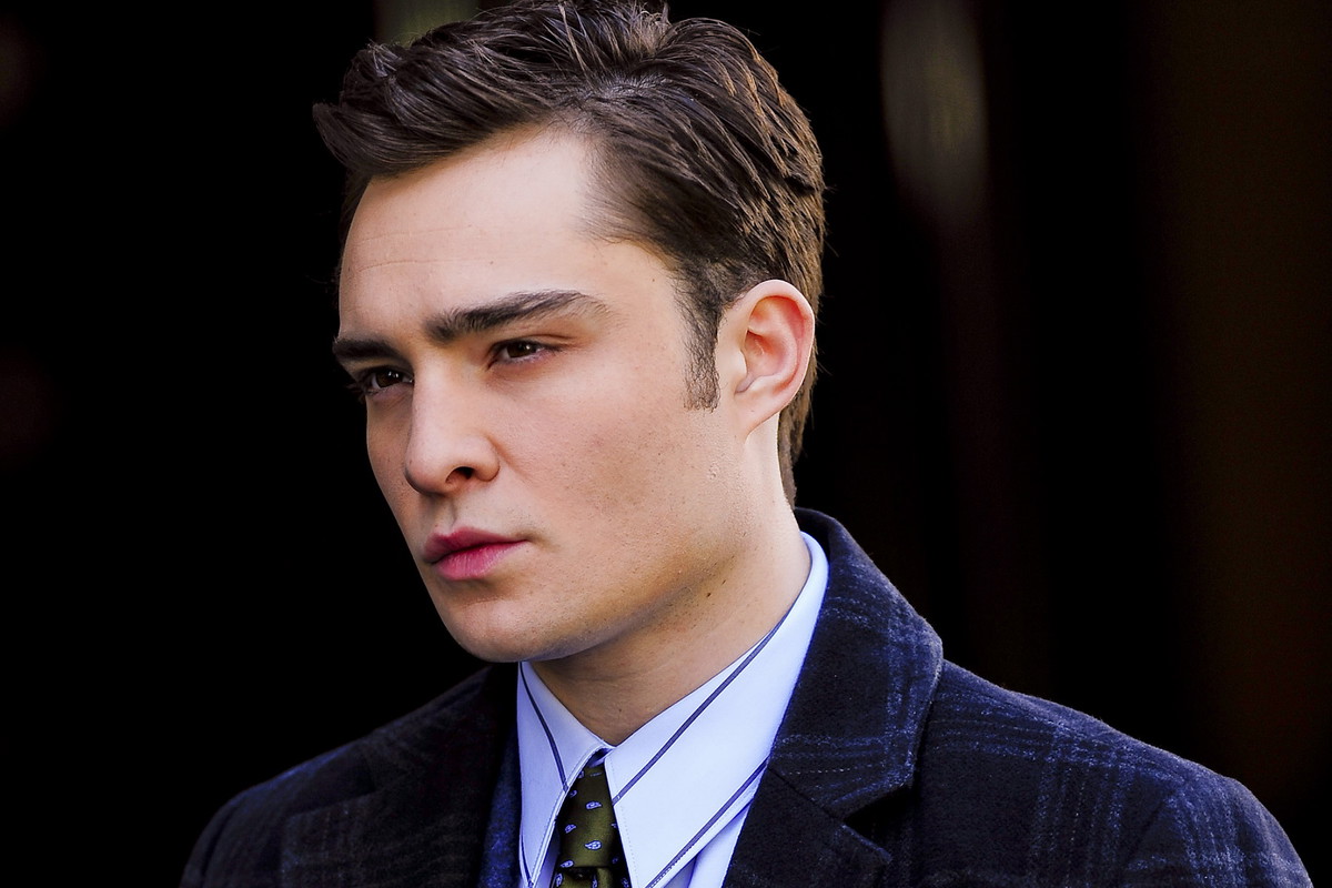 Ed Westwick na planie serialu „Plotkara”