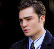 Ed Westwick na planie serialu „Plotkara”