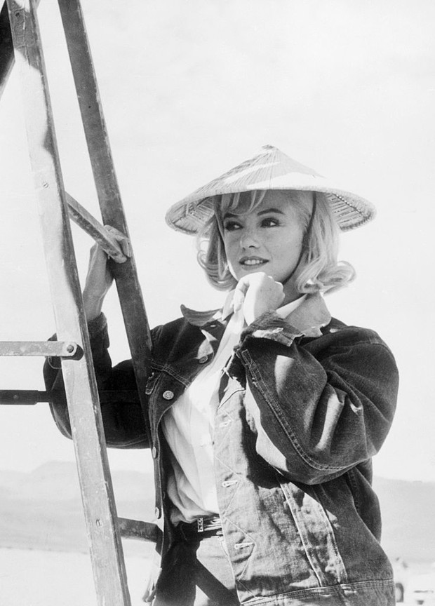 Marilyn Monroe w jeansowej kurtce na planie „Skłóconych z życiem”.